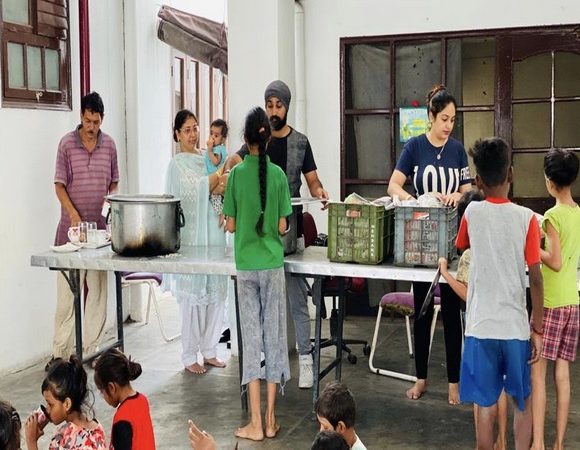 Jalandhar-based Samaritan Duo’s Langar Sewa offers food & hope to underprivileged kids during third wave